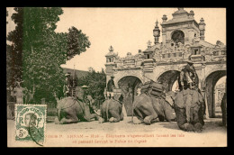 VIET-NAM - ANNAM - HUE - ELEPHANTS S'AGENOUILLANT FAISANT LES LAIS EN PASSANT DEVANT LE PALAIS DU COMAT - Viêt-Nam