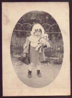 PHOTO D UNE FILLETTE AVEC UNE POUPEE 9 X 12 CM - Anonyme Personen