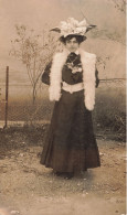 CARTE PHOTO - Une Femme Vêtue De Noire Avec Un écharpe En Fourrure Et Un Grand Chapeau - Animé - Carte Postale - Photographs