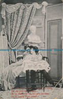 R107467 Old Postcard. Woman With Man In The Room - Monde