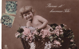 Real Photo Petite Fille Couchée Dans Une Corbeille De Fleurs - Autres & Non Classés