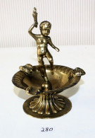 C280 Ancien Cendrier En Bronze Doré - Laiton - Style Art Déco - Chérubin Au Flambeau - Metall