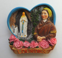 Magnet En Relief :  LOURDES -  Apparition De La Vierge Marie à Bernadette Soubirous - Other & Unclassified