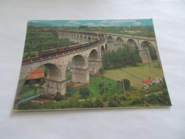 THEME TRAIN LOCOMOTIVE  CUNEO  VIADOTTO E FARRAVIA  VIADUC ET CHEMIN DE FER  TRAIN SUR 1 VIADUC HABITATIONS EN BAS - Trenes