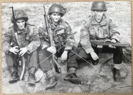 ABL Portrait De 3 Militaires En Tenue De Combat Manœuvres Casques Fusils Photo Vers 1960-1970 - Oorlog, Militair