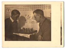 Fotografie Schach / Chess, Männer Vor Schachbrett Sitzend Spielen Eine Partie Schach  - Sporten