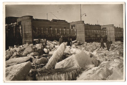 Fotografie Unbekannter Fotograf, Ansicht Untertürkheim, Eismassen Türmen Sich Vor Der Neckarbrücke Im Winter 1928 /  - Places