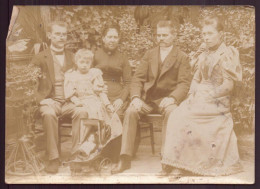 PHOTO DE FAMILLE DANS UN JARDIN 11 X 8 CM - Personas Anónimos