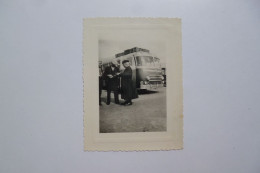 PHOTOGRAPHIE  BAGE LA VILLE  -  Ain   -  Monsieur Le Curé Part En Voyage  -  1953  -   8x11 Cms -  Autobus - Sin Clasificación