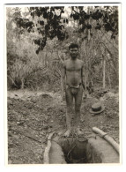 Fotografie Halb Nackter Mann Vor Brunnenschacht Stehend  - Sonstige & Ohne Zuordnung