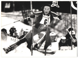 Fotografie Skiläufer Piero Gros Im Slalom Beim Hahnenkamm-Rennen 1975  - Deportes