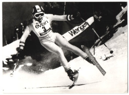 Fotografie Skifahrer Franz Klammer Siegt In Der Abfahrt Von Wangen Am Lauberhorn 1975  - Deportes