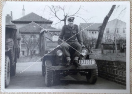 ABL Portrait D’un Chauffeur Assis Sur Le Capot De Sa Jeep Willys Immatriculée 23311 Photo Vers 1960-1970 - Guerra, Militares