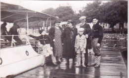 Petite Photo - 1937- Lac De Gerardmer ( Vosges ) - La Pose Devant L'embarcadere - Orte