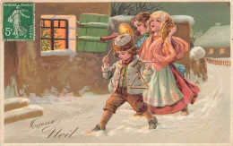 N°25126 - Carte Gaufrée - Joyeux Noël - Enfants Près D'une Maison Jouant Du Triangle, Des Cymbales - Autres & Non Classés