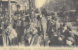 Paris   Les Femmes Cocher à Paris . Mme Dufaut Sur Les Boulevards; Plus De Badauds Que De Clients - Public Transport (surface)
