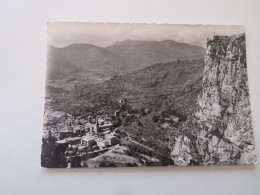 CASTELLANE (B.-A.) Alt.724m. - La Ville Est Dominée Par Un Roc De 180m. Sur Lequel Est Jucjée N.-D. Du Roc - Castellane