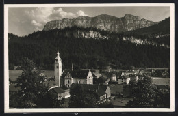 AK Bezau Im Bregenzerwald, Gesamtansicht Gegen Gebirgsmassiv  - Autres & Non Classés