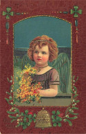 N°25144 - Carte Gaufrée - Fantaisie - Ange Tenant Un Bouquet De Fleurs, Cloche - Autres & Non Classés