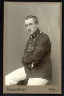 PÉCS 1914. Könnyű : Katona, "mozgósitáskor" Cabinet Fotó - Guerra, Militares