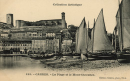CANNES - La Plage Et Le Mont Chevalier - Sur La Plage, Barques Toutes Voiles Dehors - Cannes