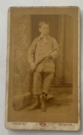 Photographie Originale Ancienne CDV Portrait Jouet Ancien Fusil Arme Enfant Aude  (refZ1) - Ancianas (antes De 1900)