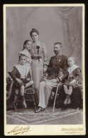 BUDAPEST 1901. Mártonfy : Katonatiszt és Családja ( Uhlyárik Család) Cabinet Fotó - Guerre, Militaire