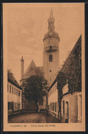 AK Pulsnitz, Blick In Die Kurze Gasse Mit Kirche  - Pulsnitz