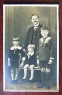 Carte Photo Homme Et Trois Enfants - Mode - Phot. à Tirlemont - Personnes Anonymes