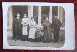 Carte Photo Personnes ( Même Famille ) Devant Maison - Chien Sur Chaise - Mode - Art Nouveau - Anonyme Personen