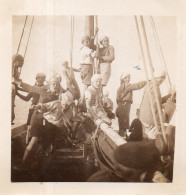 Photographie Vintage Photo Snapshot Bateau Voilier Enfant Béret Scoutisme - Sonstige & Ohne Zuordnung