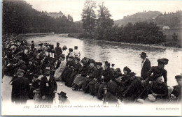 65 LOURDES - Pelerins Et Malades Au Bord Du Gave - Other & Unclassified