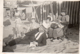 Photographie Vintage Photo Snapshot Plage Beach Mode Chapeau Cabine Bain Rayures - Places