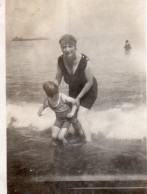 Photographie Vintage Photo Snapshot Plage Beach Maillot Bain Mer Baignade - Plaatsen