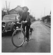 Photographie Vintage Photo Snapshot Vélo Bicyclette Langue Tongue - Altri & Non Classificati