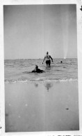 Photographie Vintage Photo Snapshot Plage Beach Maillot Bain Mer Baignade - Plaatsen