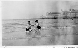 Photographie Vintage Photo Snapshot Plage Beach Maillot Bain Mer Baignade - Places