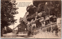 24 LES EYZIES - Place De La Mairie, Grands Rochers - Andere & Zonder Classificatie