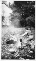 Photographie Vintage Photo Snapshot Pic-nic Pique-nique Bouteille Feu De Camp - Andere & Zonder Classificatie