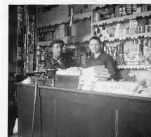 Photographie Vintage Photo Snapshot Magasin épicerie Commerce Vendeur - Berufe