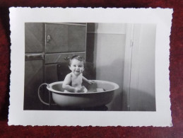 Photographie Bébé Dans Sa Baignoire ( Bassin ) - Anonymous Persons