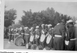 Photographie Vintage Photo Snapshot Militaire Uniforme Afrique Fanfare - Guerre, Militaire
