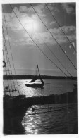 Photographie Vintage Photo Snapshot Bateau Boat Voilier Coucher De Soleil Lune  - Altri & Non Classificati