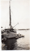 Photographie Vintage Photo Snapshot Bateau Boat Voilier Voile  Motonautisme - Boten