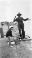 Photographie Vintage Photo Snapshot Pêche Poisson Fish Fishing Pêcheur - Autres & Non Classés