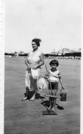 Photographie Vintage Photo Snapshot Plage Beach Maillot Bain Mer épuisette Seau - Places