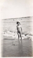 Photographie Vintage Photo Snapshot Plage Beach Maillot Bain Mer épuisette Pêche - Places