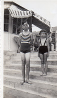 Photographie Vintage Photo Snapshot Plage Beach Maillot Bain Mer Enfant Fillette - Anonymous Persons