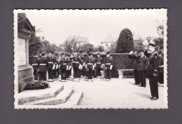 Photo Originale Sapeurs Pompiers Pompier Ceremonie Monument Aux Morts Arch. Famil  Phalsbourg  Sarrebourg Moselle (3944) - Orte