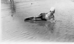 Photographie Vintage Photo Snapshot Plage Beach Maillot Bain Mer Bonnet Sable - Anonymous Persons